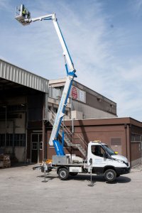 Lavori in quota rapidi e sicuri con piattaforma aerea su autocarro