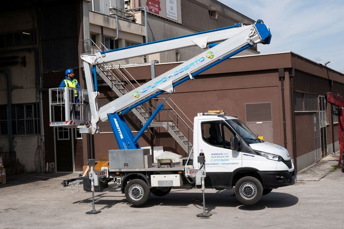 Lavori in quota rapidi e sicuri con piattaforma aerea su autocarro